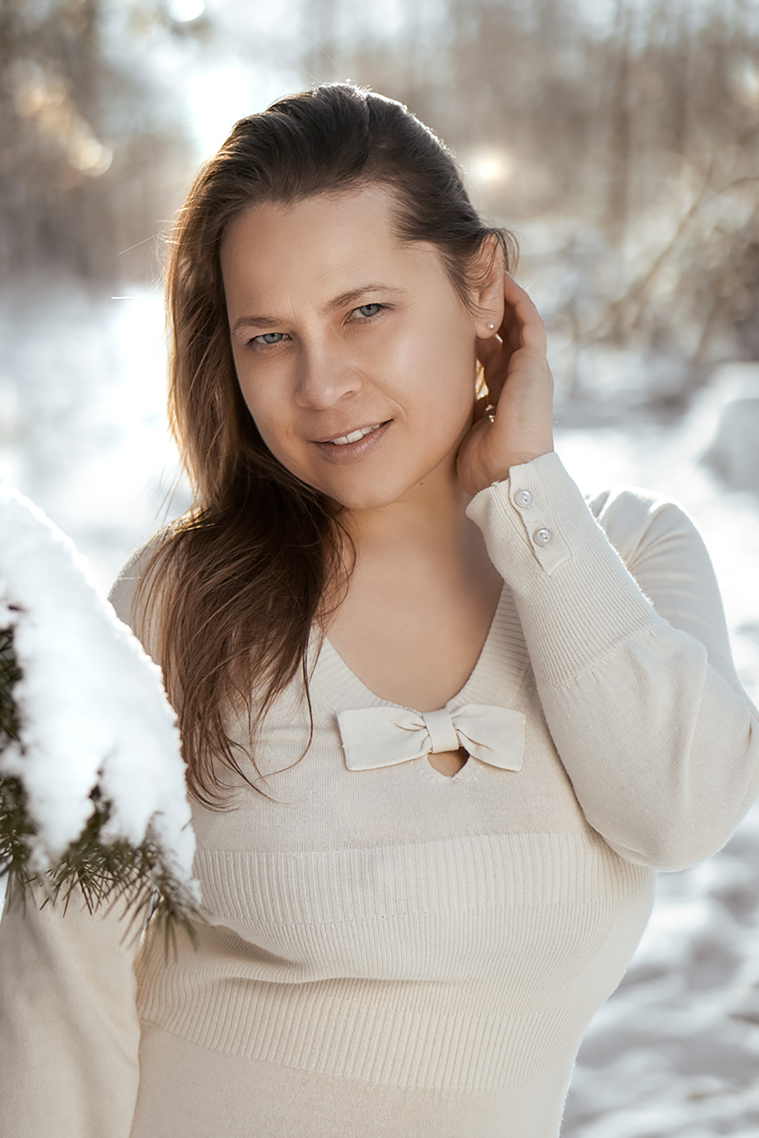 winter fotoshooting Frau in Weißen Kleid im Schnee