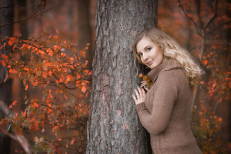 Portraitshooting im Herbstwald bei Bamberg Portrait Mädchen im Herbstwald am Baum bei Bamberg
