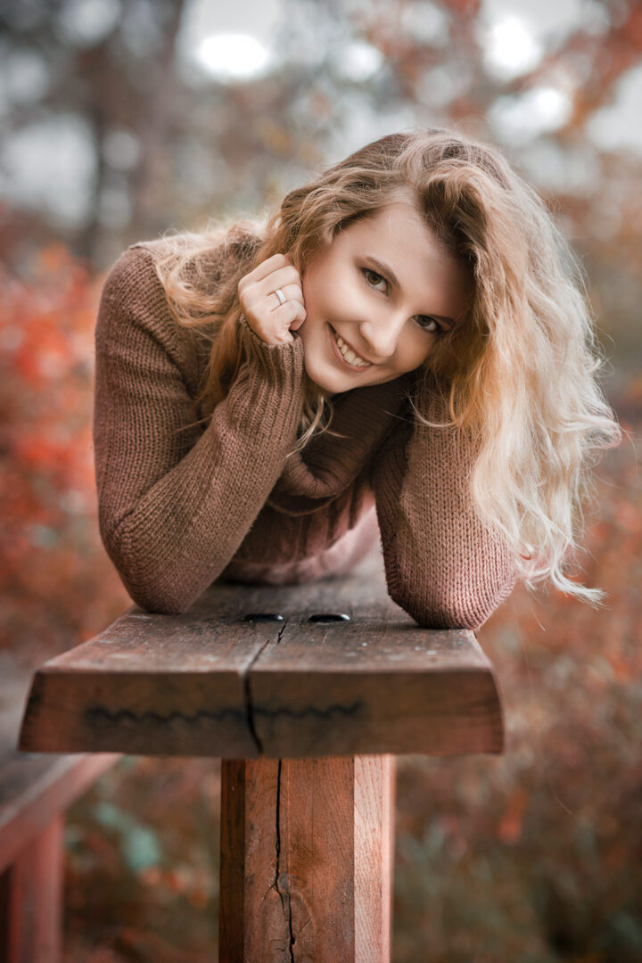 Portrait Mädchen auf einer Bank im Herbstwald bei Bamberg