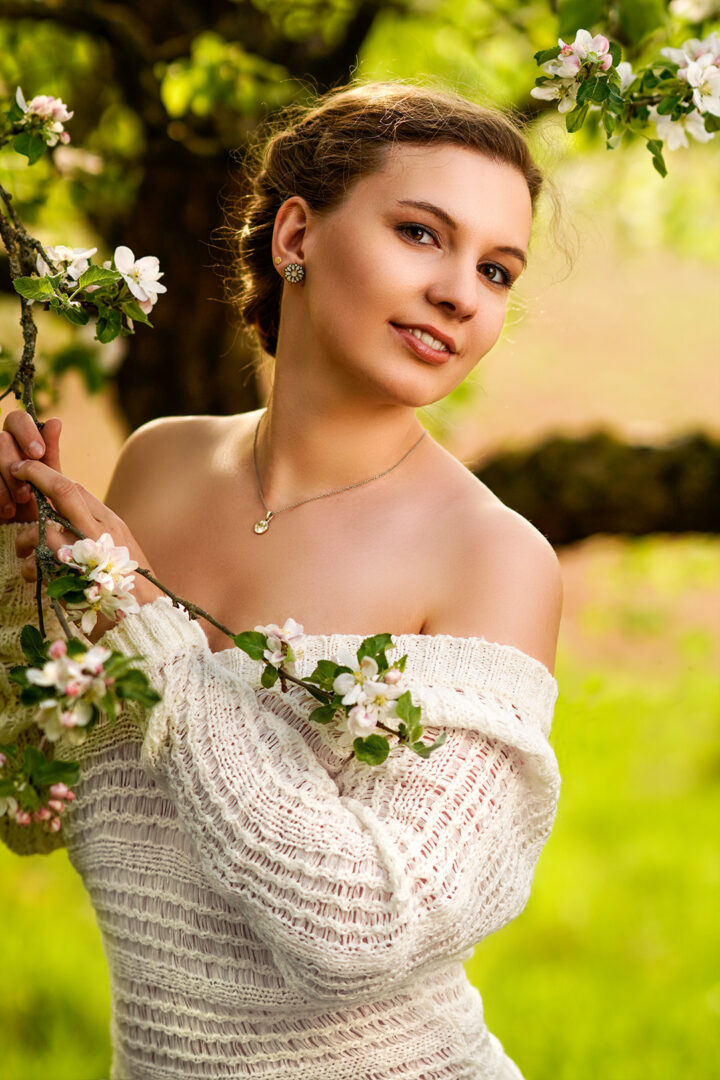 Frau mit weißen Blüten im Frühling