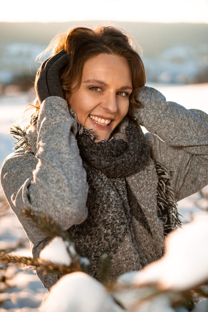 winter fotoshooting eine Frau im Schnee