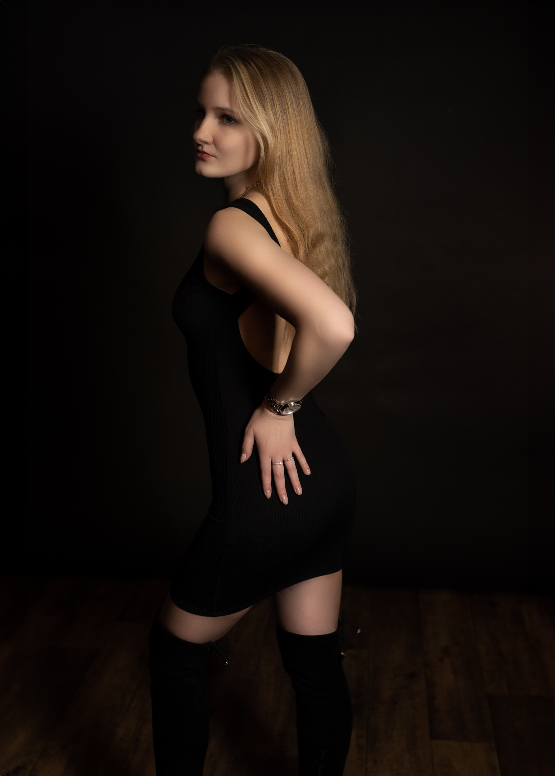 silviohartung fotografie Blondes Mädchen im schwarzen Kleid